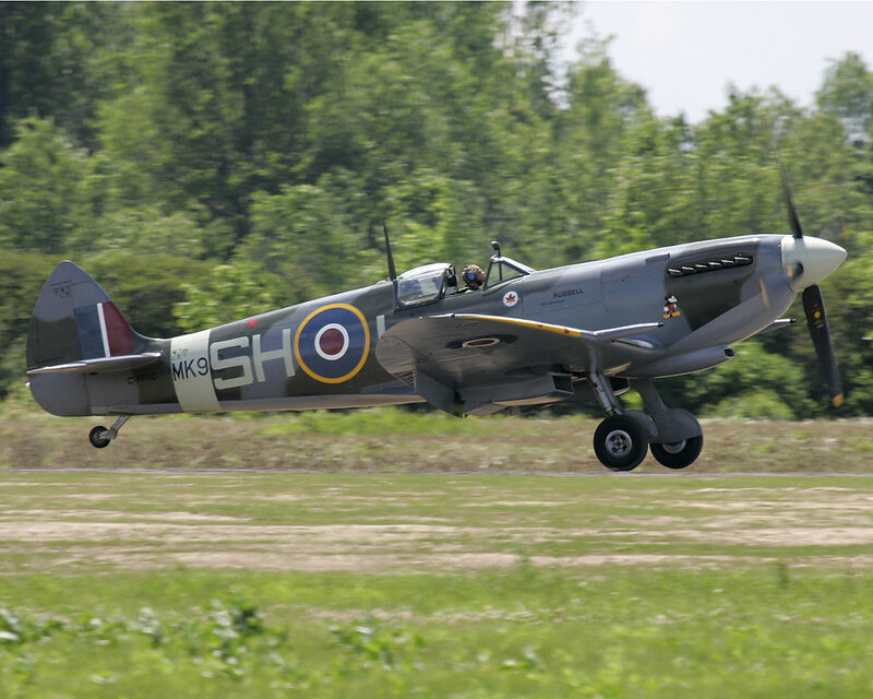 Spitfire Aircraft in Flight — Green, Dynamic