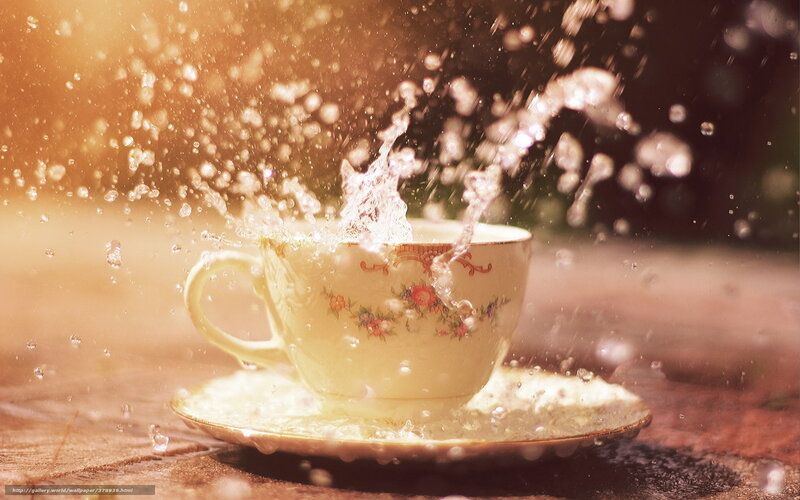 splashing tea cup