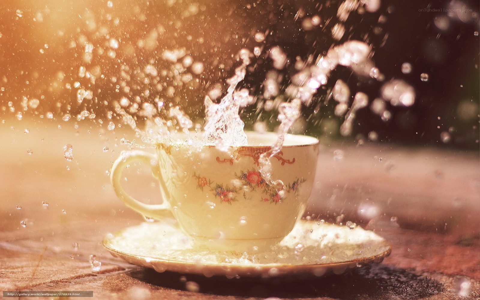 splashing tea cup