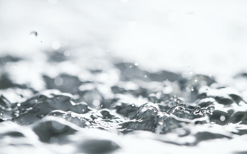 Splashing Water Droplets — White, Calm