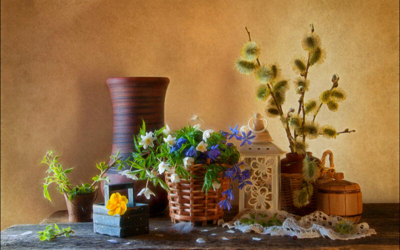 Spring Flowers in Basket — Brown