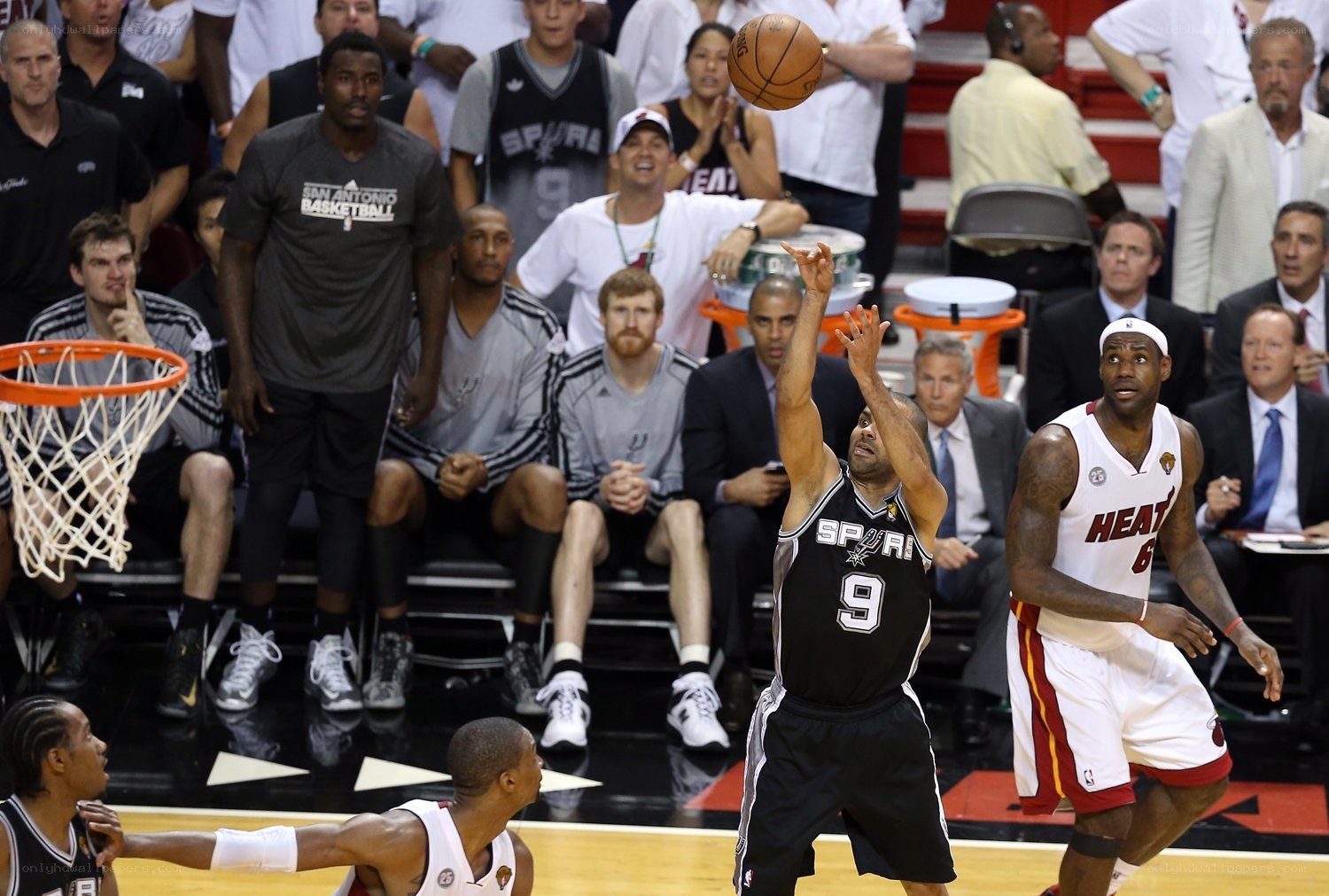 Spurs player shooting against Heat