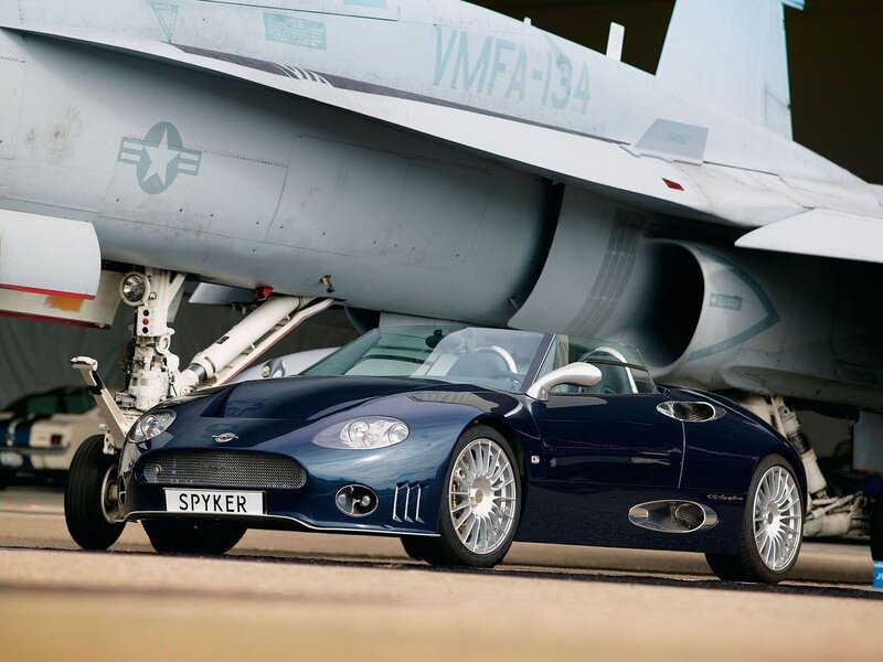Spyker C8 in front of fighter jet