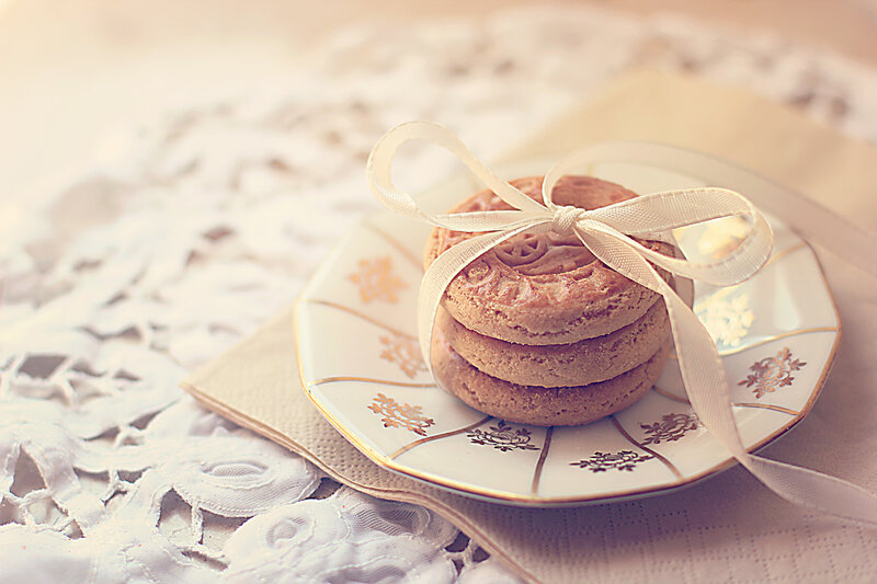 Stacked Cookies on Plate — White, Calm