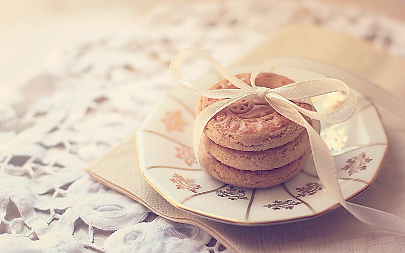 Stacked Cookies on Plate — White, Serene