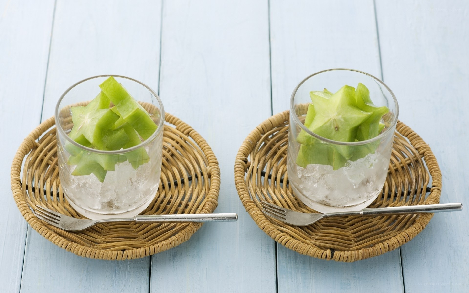 Star fruit in glasses with ice