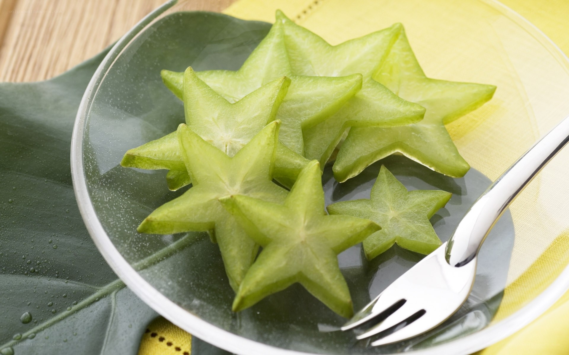 Star fruit slices on a plate