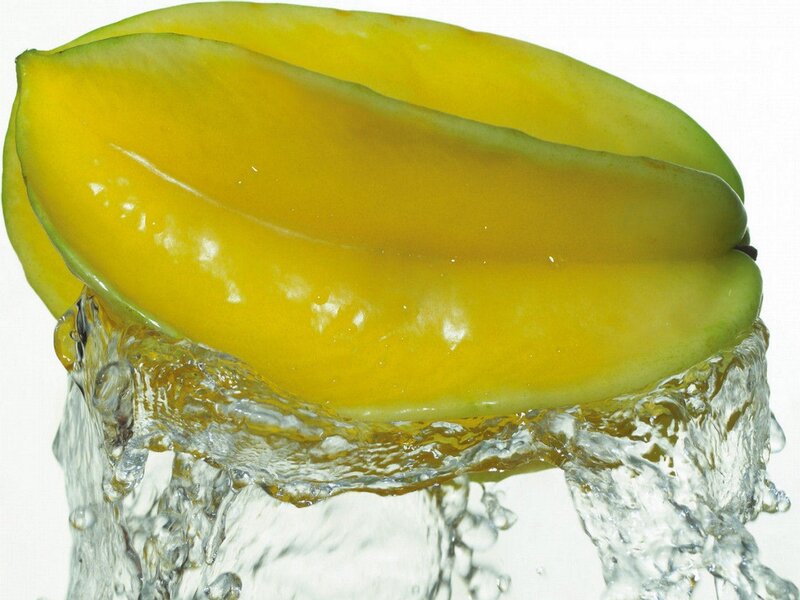 Star fruit splashing in water