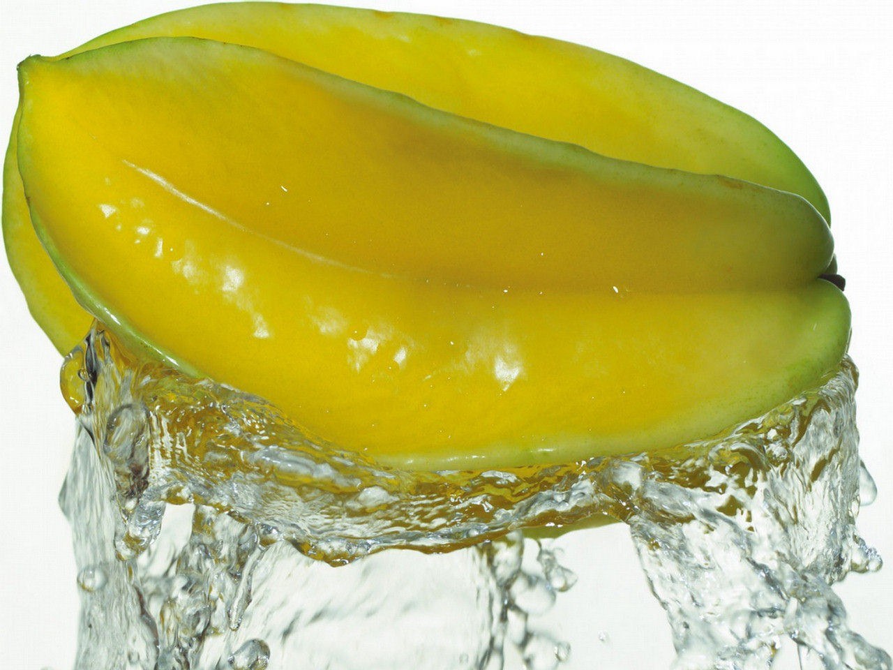 Star fruit splashing in water