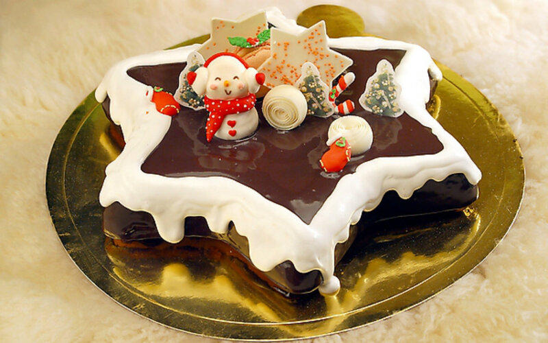 Star-shaped Cake with Snowman