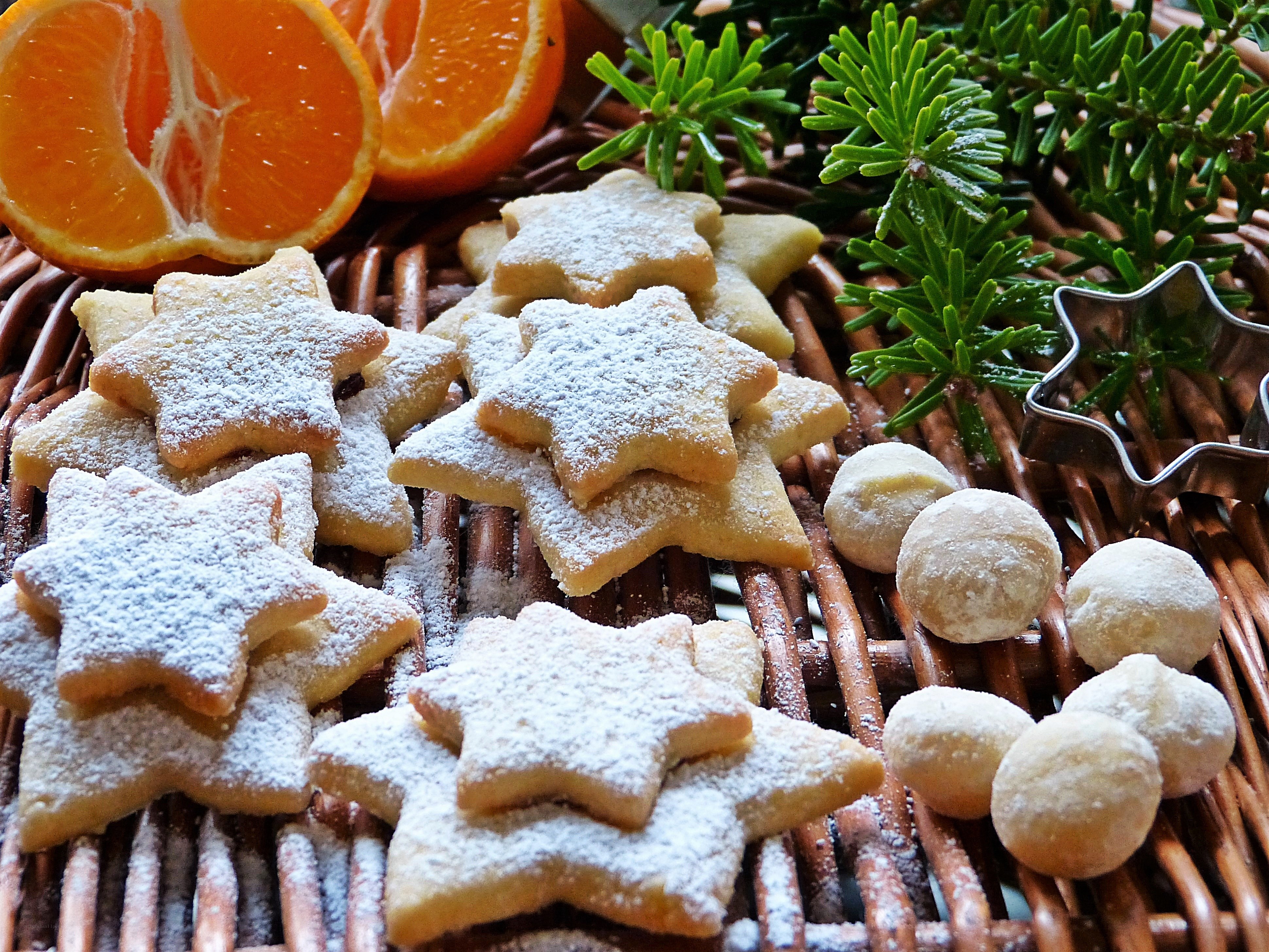 Star-shaped cookies with oranges