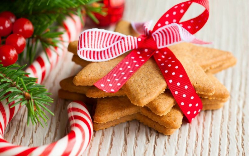 Star-shaped Gingerbread Cookies — Red, Festive