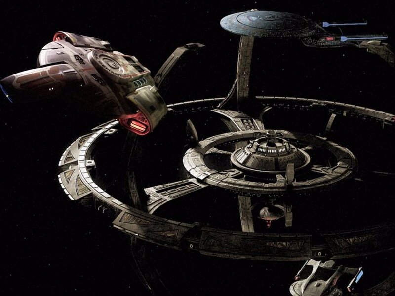 Starfleet ships near space station
