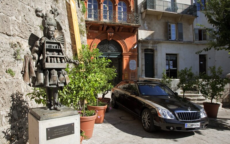 Statue and luxury car in courtyard