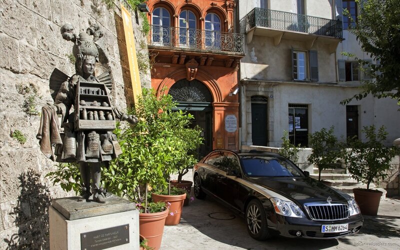 Statue and luxury car in town