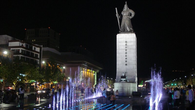 statue at night with fountains