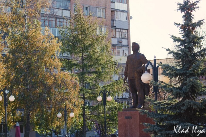 statue in autumn city park
