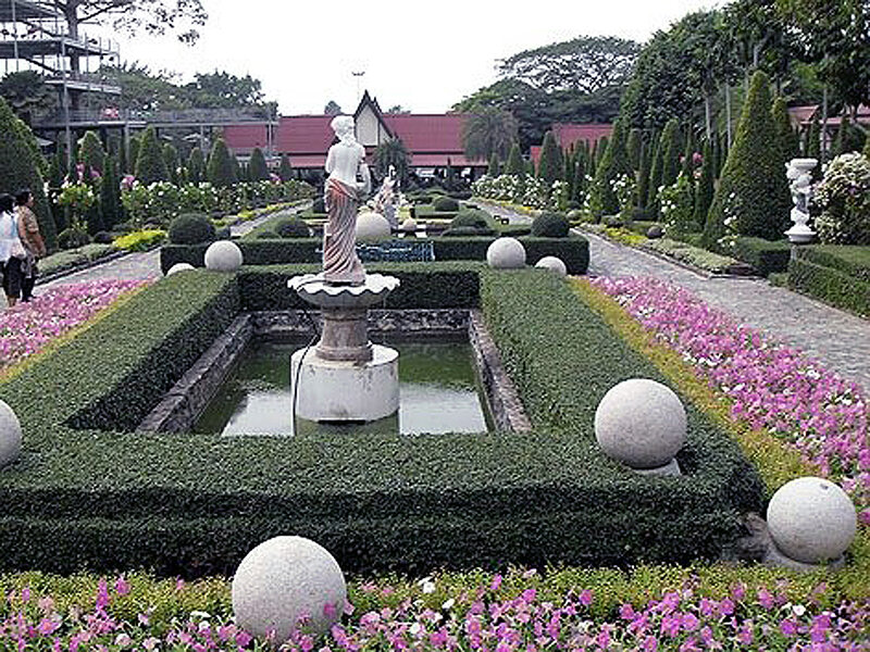 Statue in Garden Fountain — Green