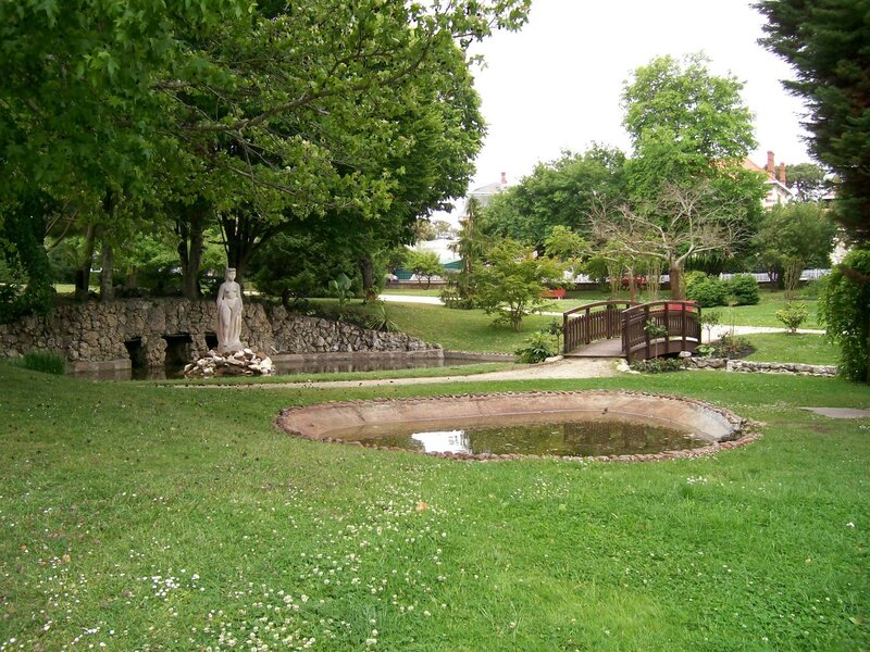 Statue in Garden Pond — Green