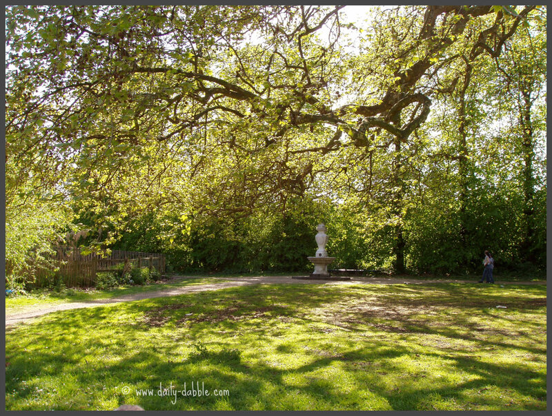 Statue in Park — Green