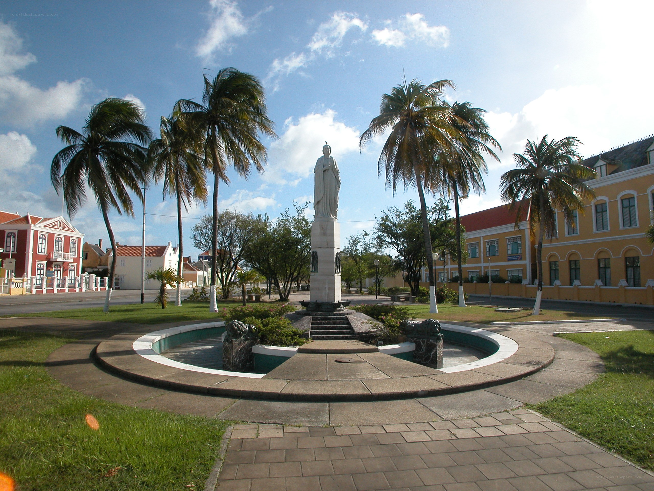 statue in roundabout with palm trees