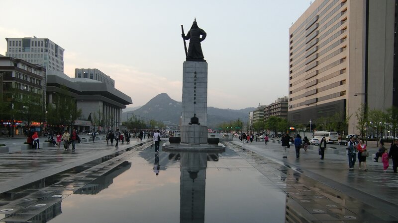 statue in seoul plaza