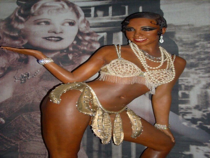 Statue of a Performer