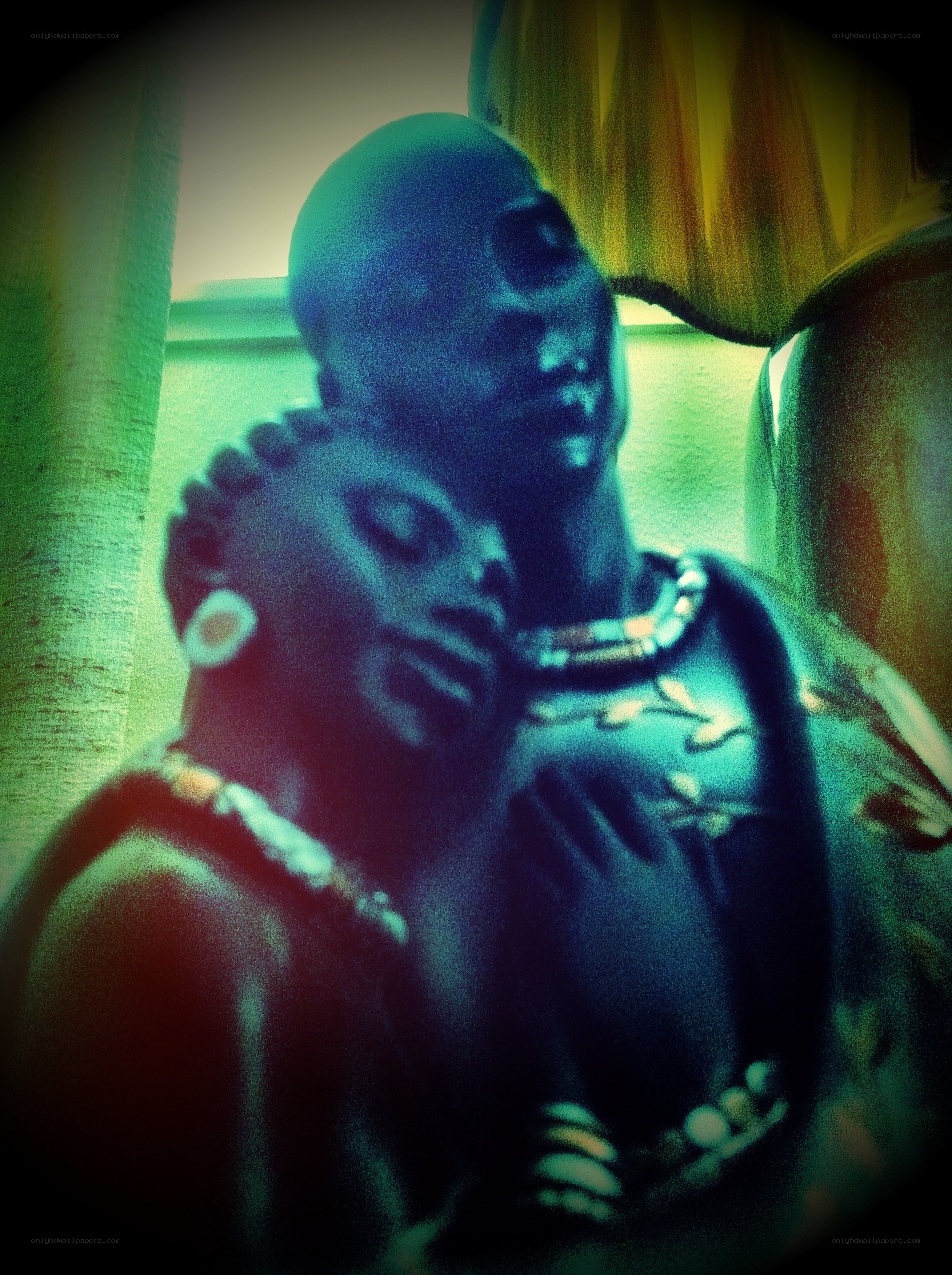 statue of embracing couple