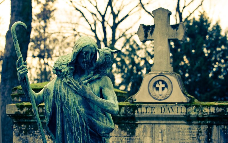 Statue of Jesus with lamb