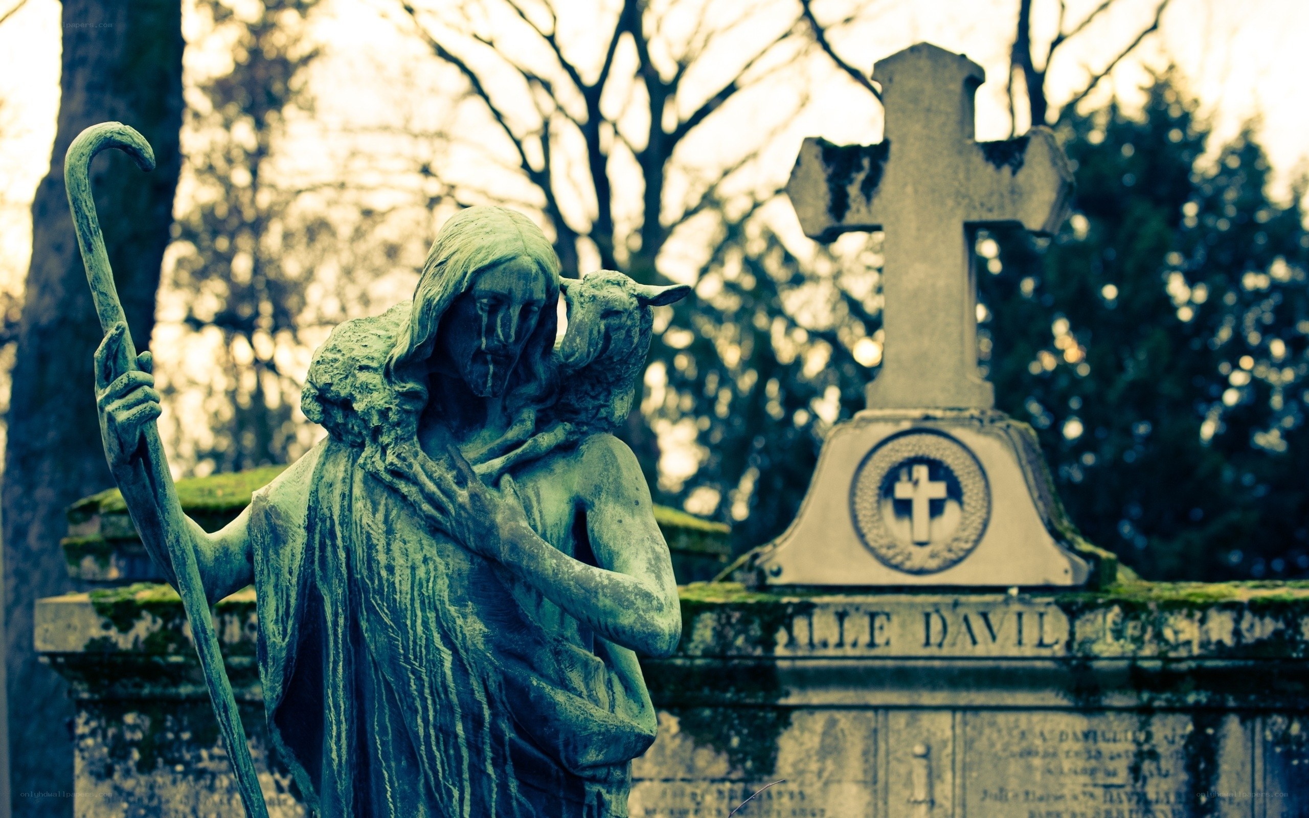 Statue of Jesus with lamb