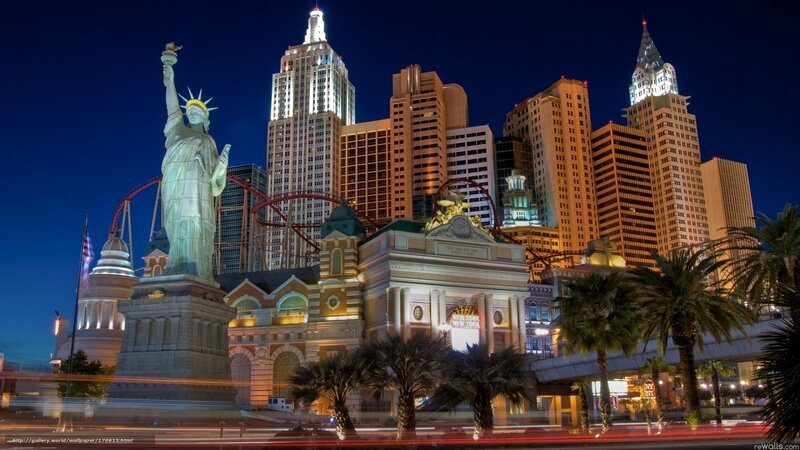 Statue of Liberty at night in Las Vegas