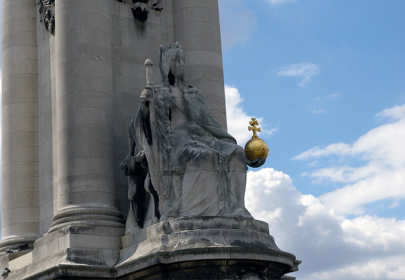 statue of queen victoria