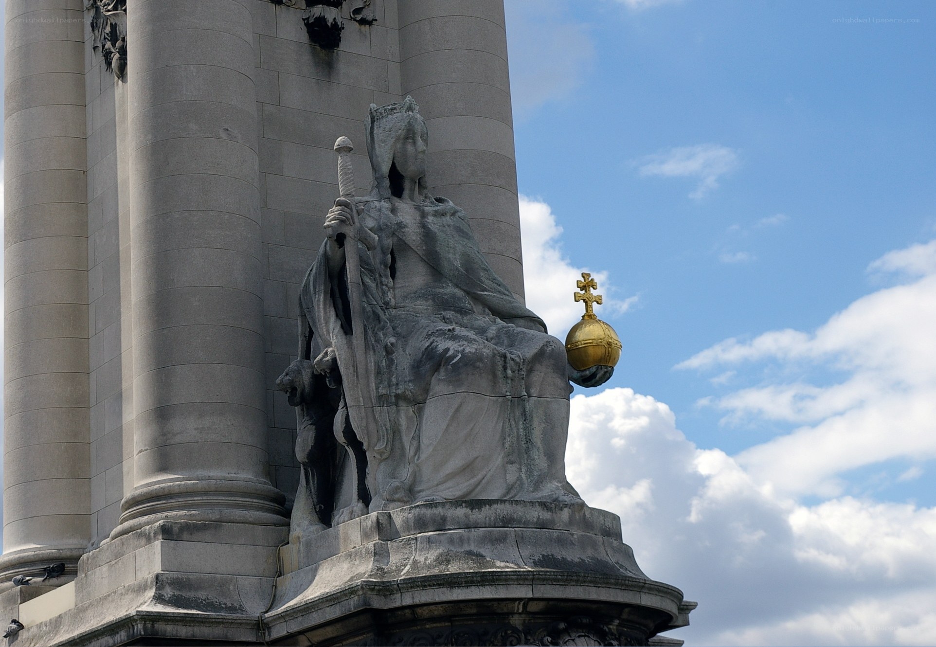 statue of queen victoria