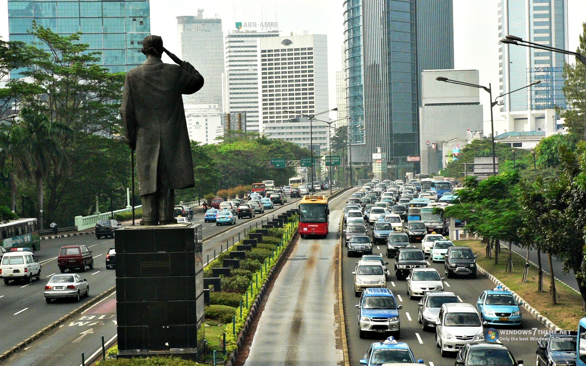 Statue on a busy city road
