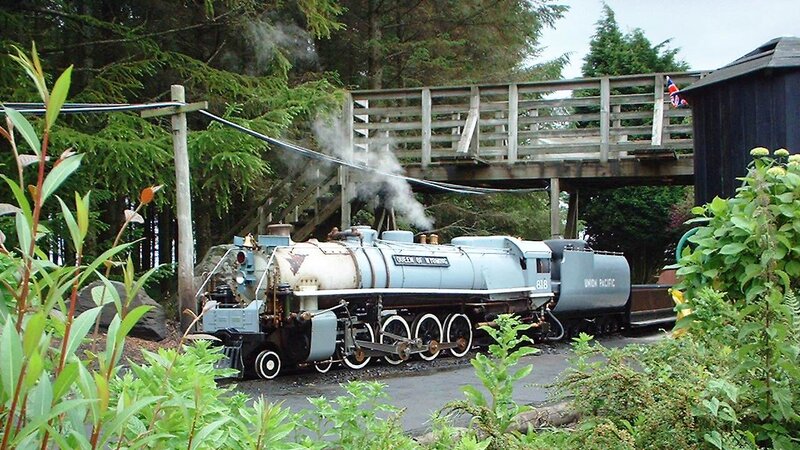 Steam Locomotive on Track — Green
