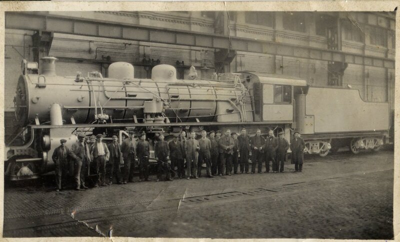 Steam Locomotive with Crew — Black