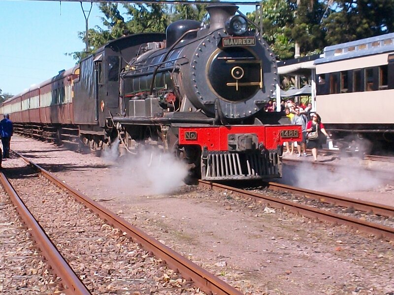 Steam Train on Tracks — Black, Active