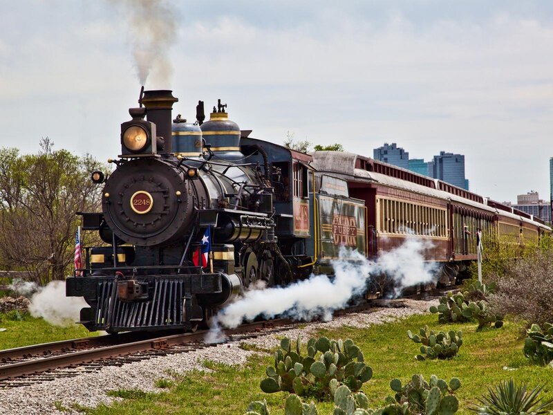 Steam Train on Tracks — Black, Dynamic