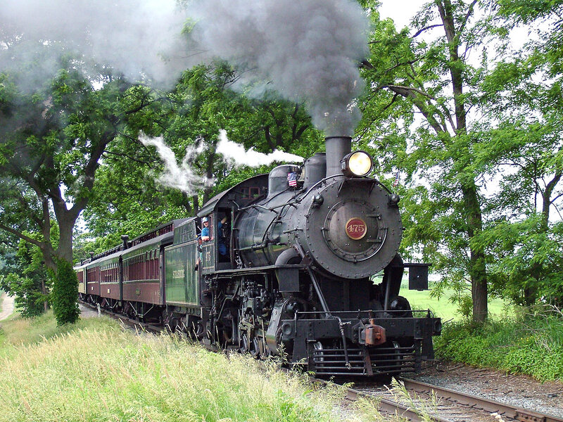 Steam Train on Tracks — Green, Active