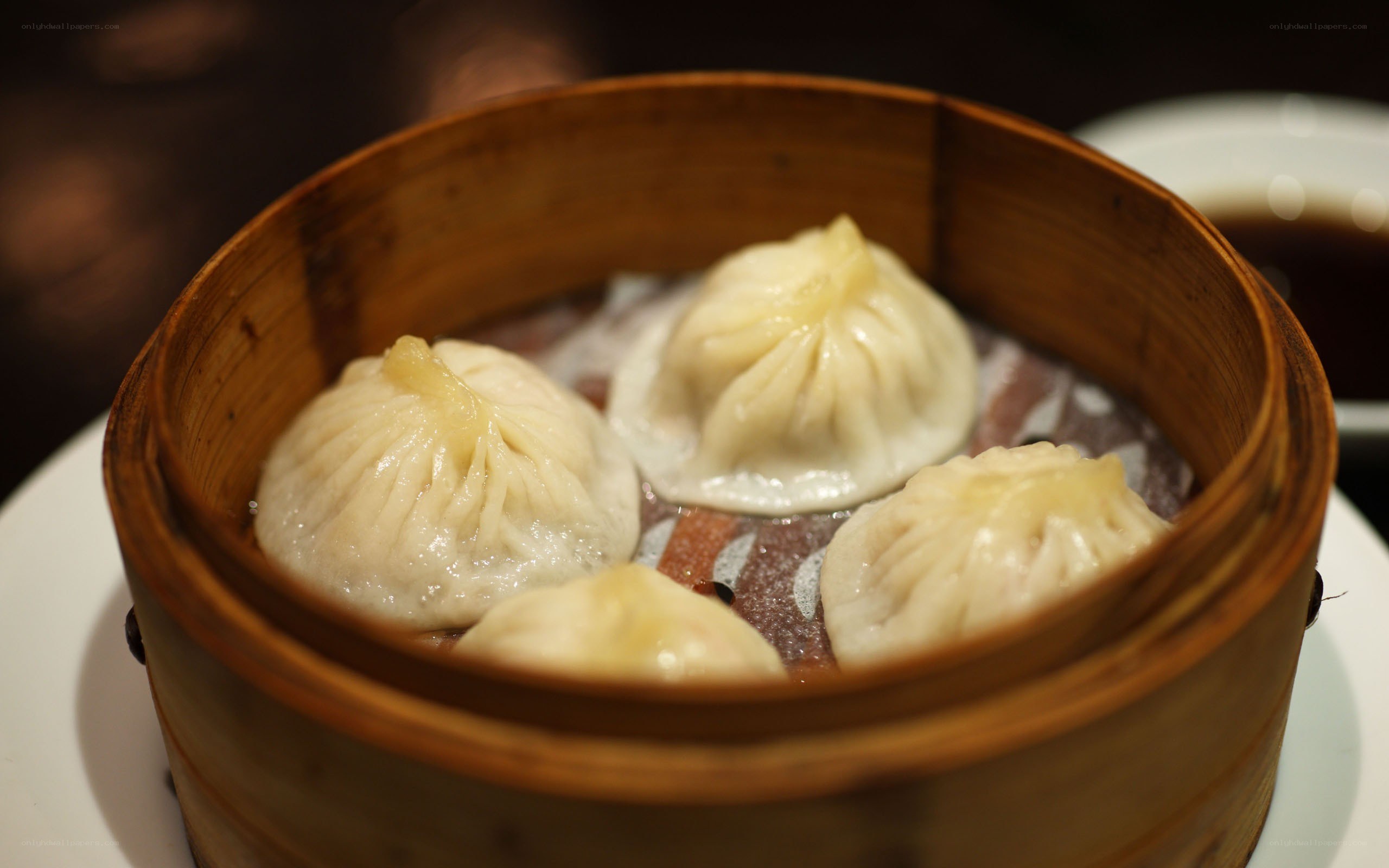 Steamed dumplings in bamboo basket
