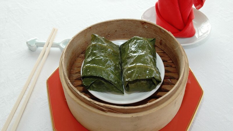 Steamed leaf-wrapped dumplings