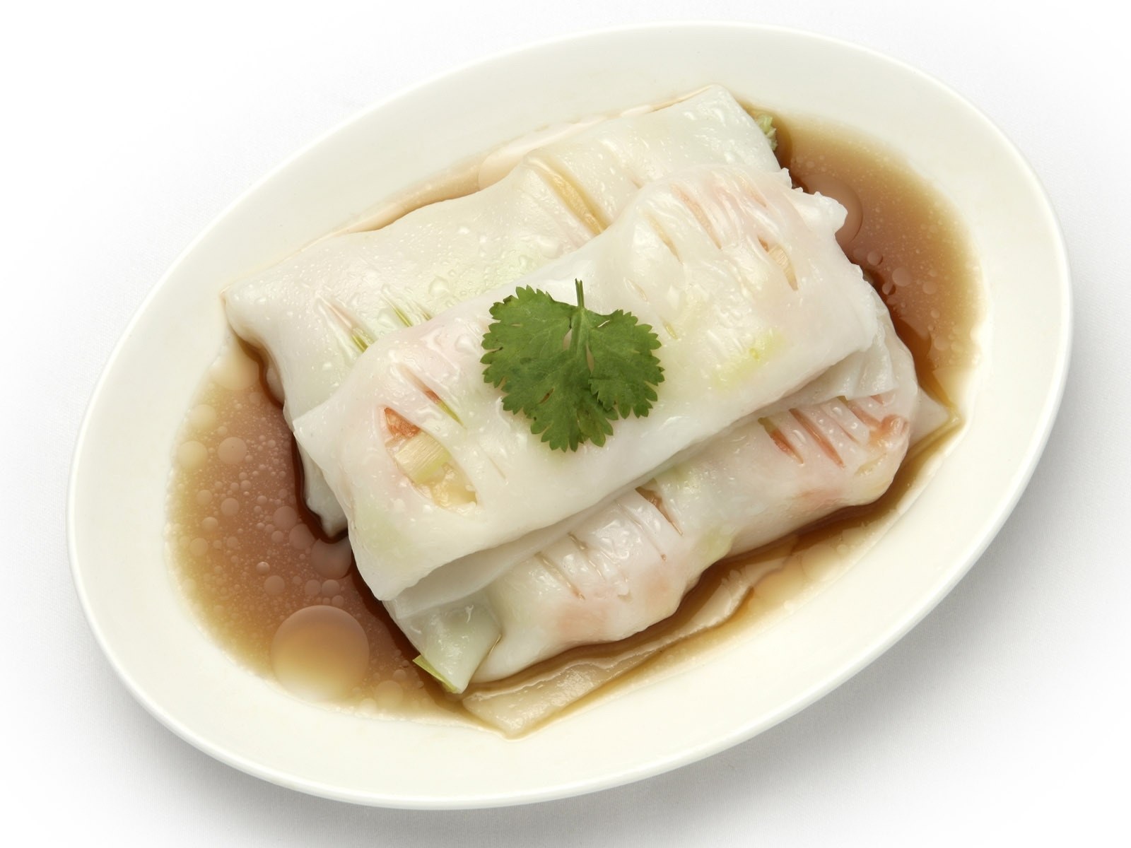 Steamed rice rolls with sauce