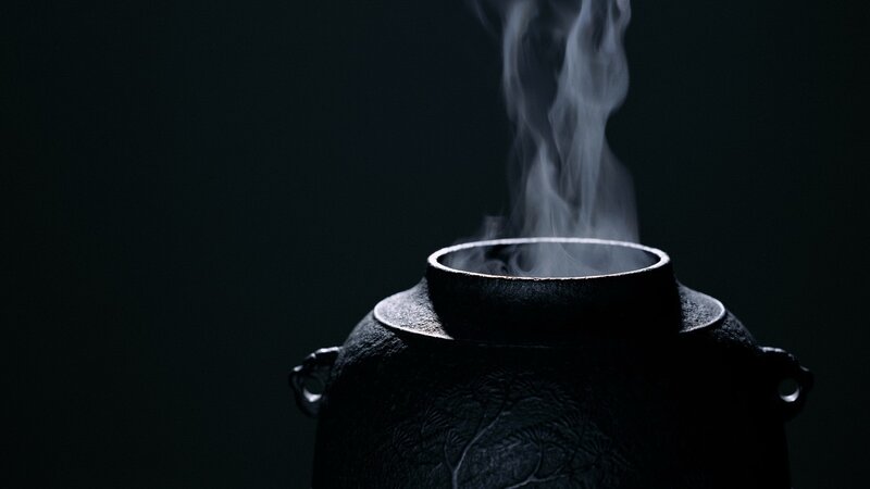 steaming ceramic pot