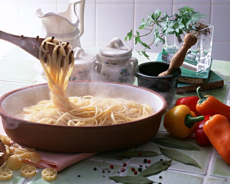 Steaming pasta with fresh vegetables