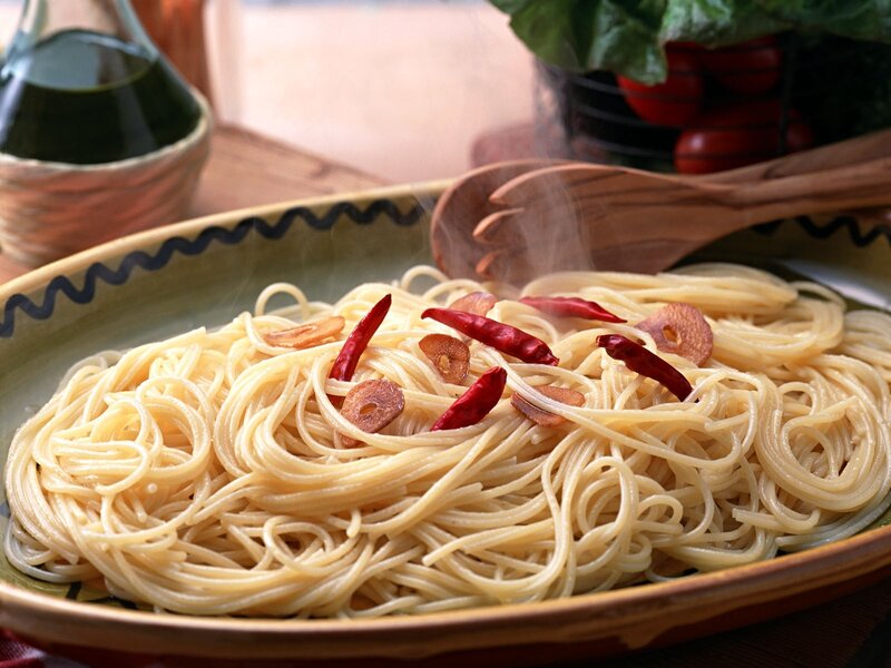 steaming spaghetti with chili and garlic