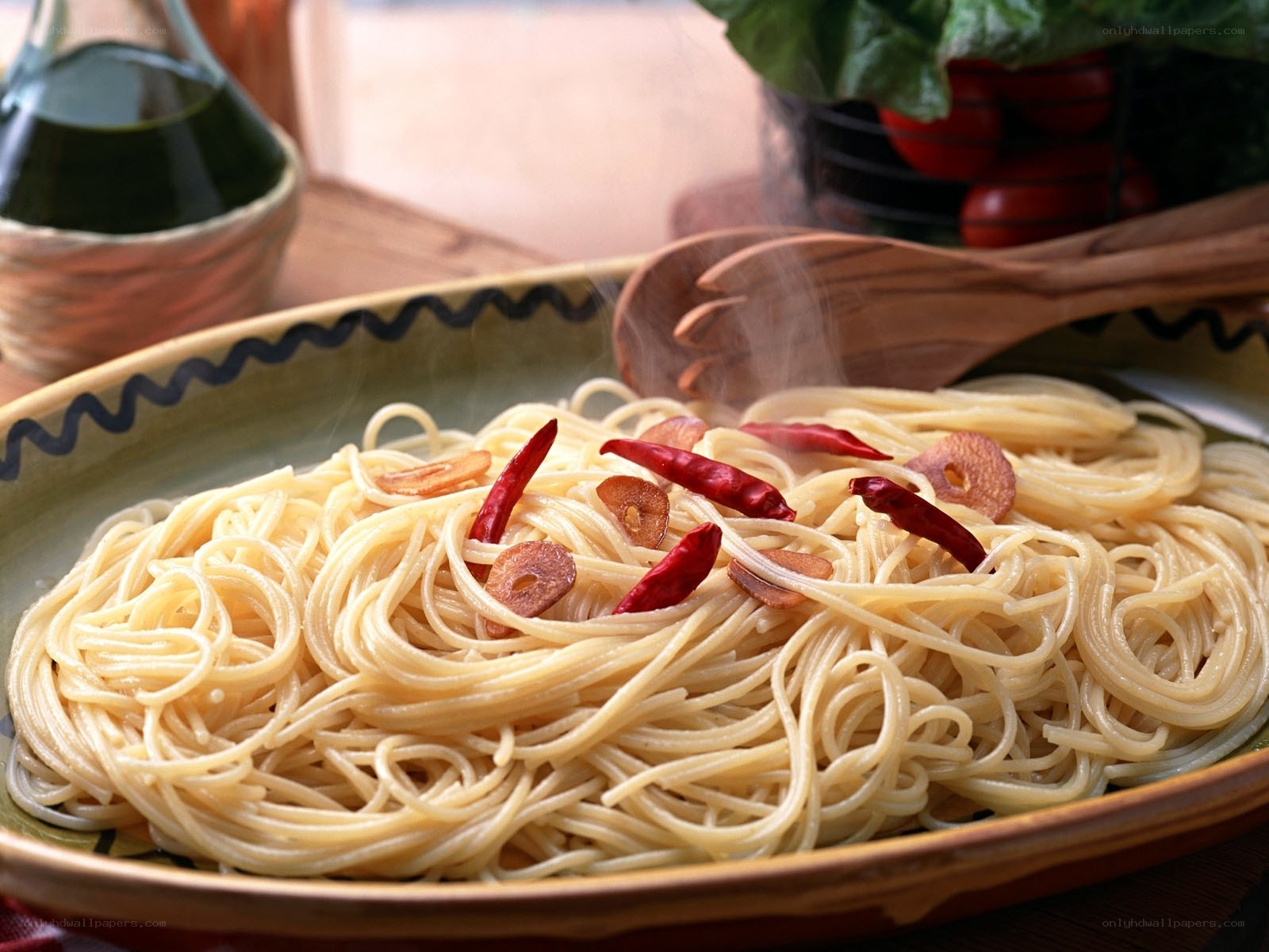 steaming spaghetti with chili and garlic