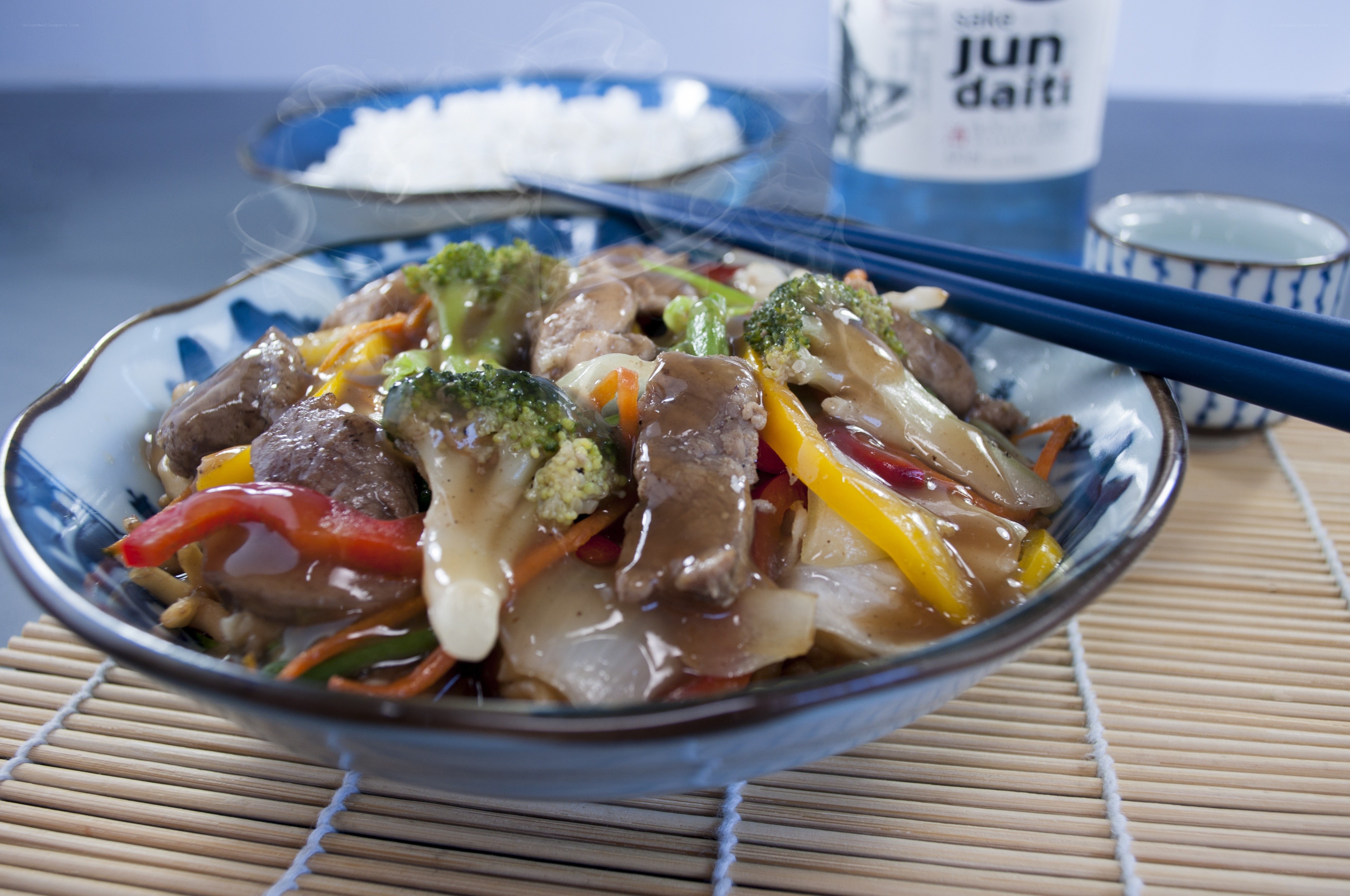 steaming stir-fried meat and vegetables