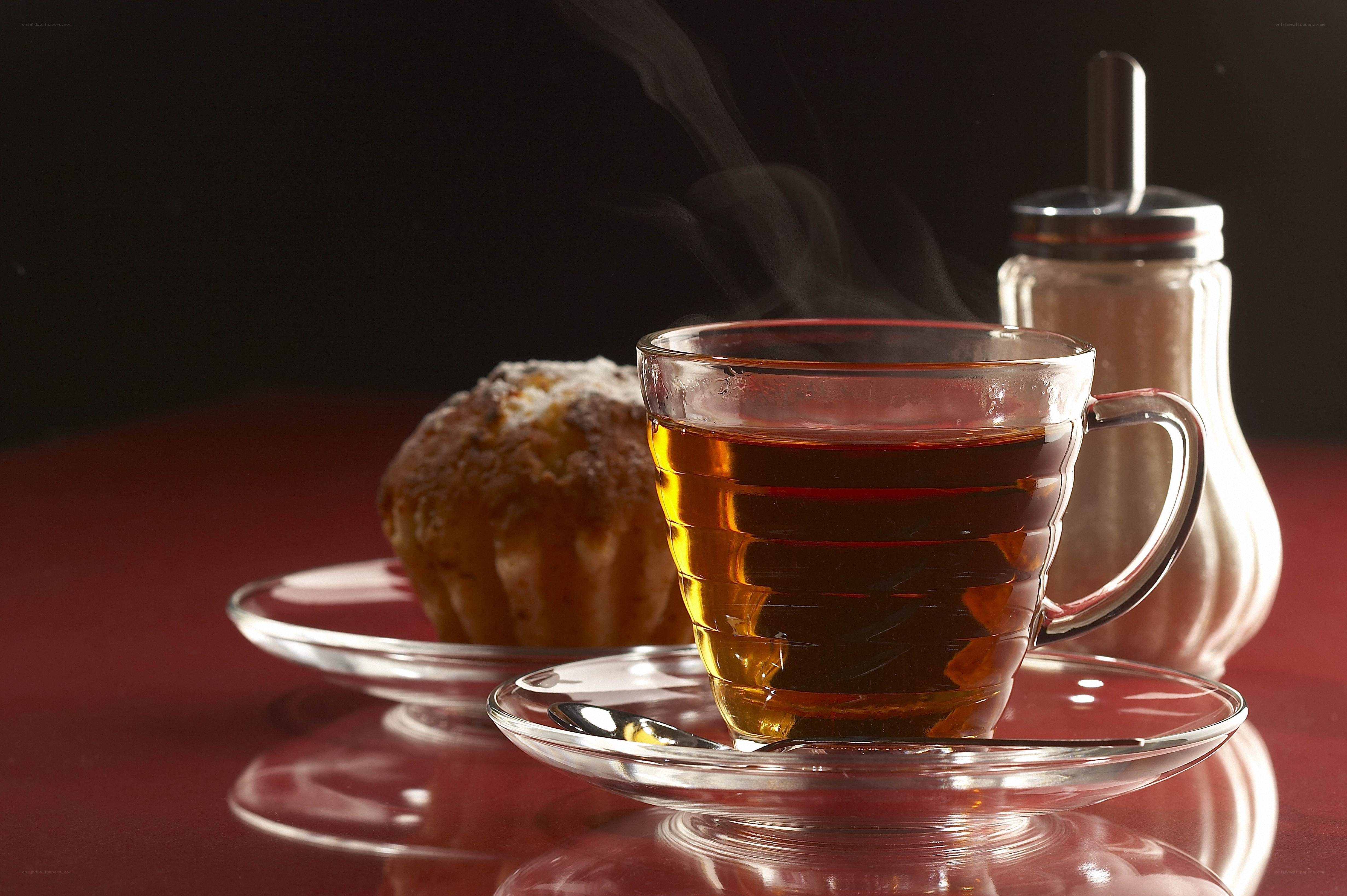 Steaming tea with muffin
