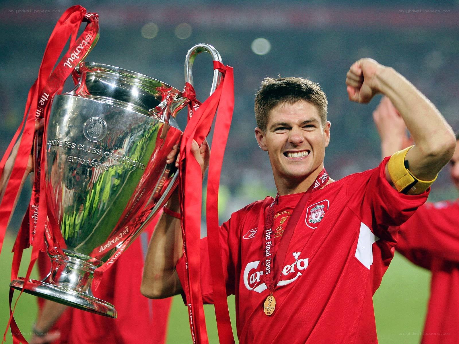 Steven Gerrard celebrates trophy win