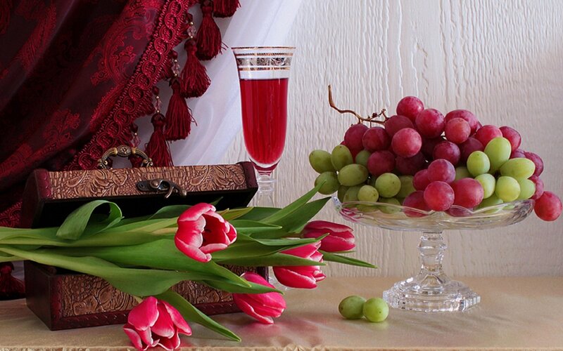 Still life with grapes and tulips